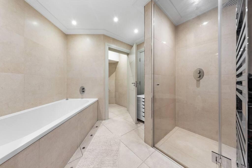 Park Lane Palace- Luxury Sleeps 10 Appartement Londen