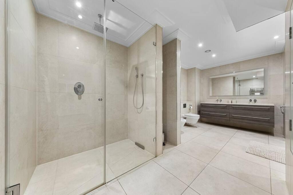 Park Lane Palace- Luxury Sleeps 10 Appartement Londen