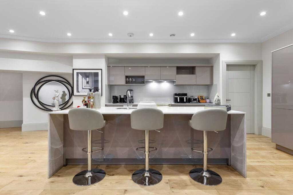 Park Lane Palace- Luxury Sleeps 10 Appartement Londen